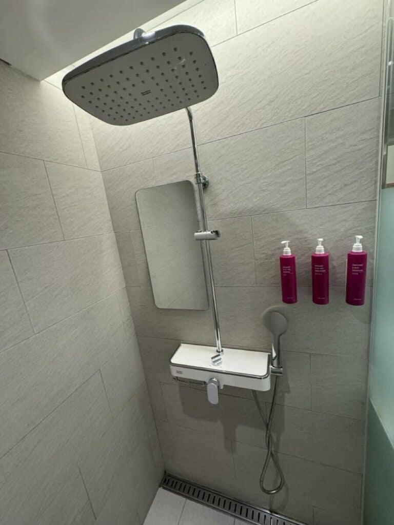 Moxy Seoul Insadong高級雙人房介紹-浴室空間相當大